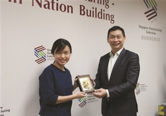 Mr Douglas Foo presenting a token of appreciation to Ms Tin Pei Ling
