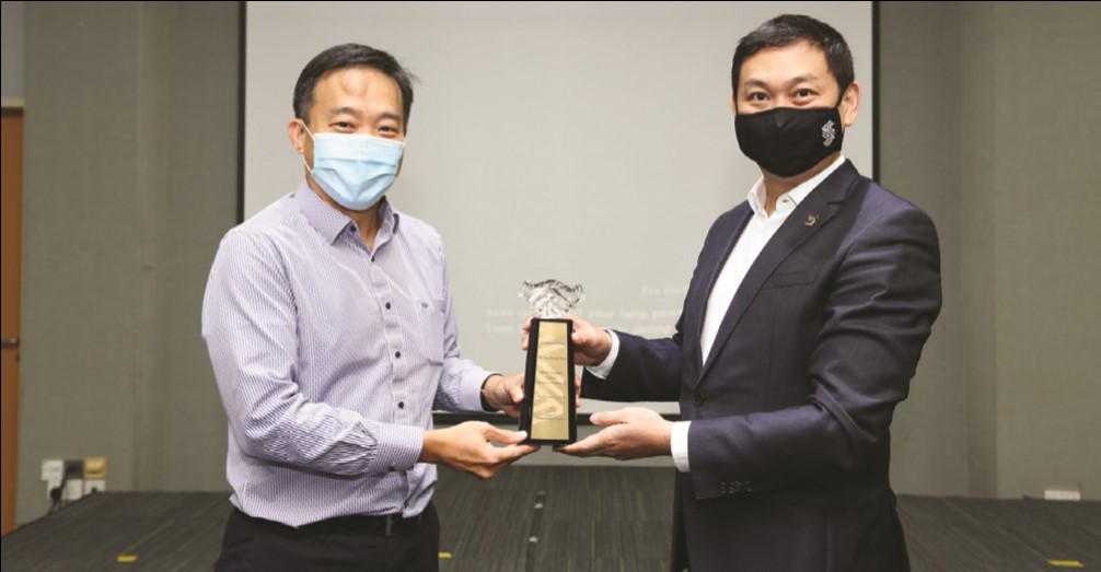 SMF President Mr Douglas Foo presenting a token of appreciation to ESG CEO Mr Png Cheong Boon ( left) 